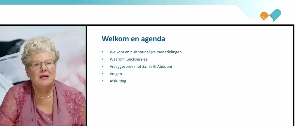 Host naast de slide Welkom en agenda van het lunchwebinar, in de huisstijl van Samen voor Medicatieoverdracht