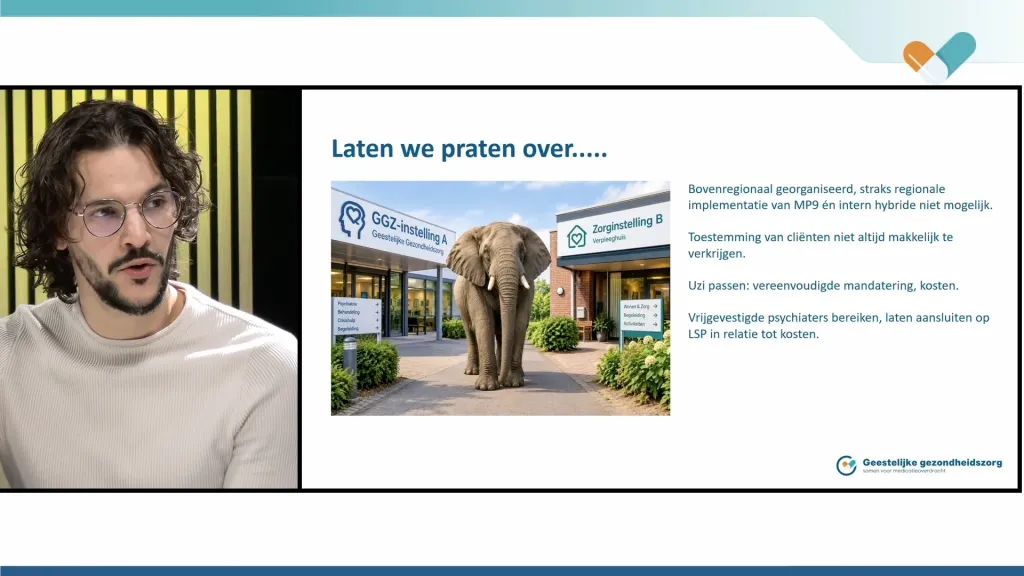 Spreker naast de slide Laten we praten over, met onderwerpen rond de invoering van medicatieoverdracht (MP9) in de GGZ