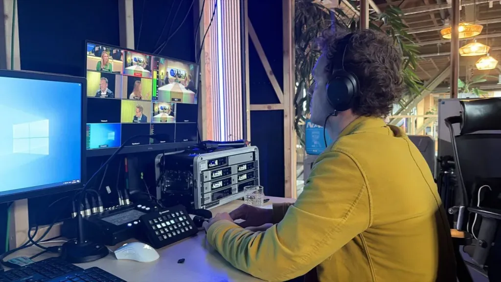 Regisseur aan de regietafel tijdens een livestream