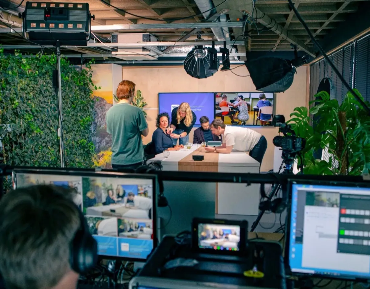 Achter de schermen in de webinarstudio van metmotion tijdens een live opname
