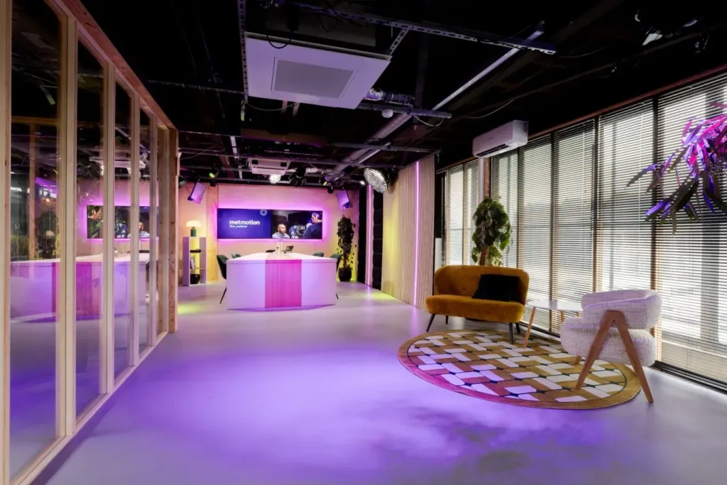 Overzicht van de webinarstudio met zitjes en gespreksopstelling