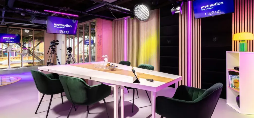 Webinarstudio van metmotion met tafel en groene stoelen